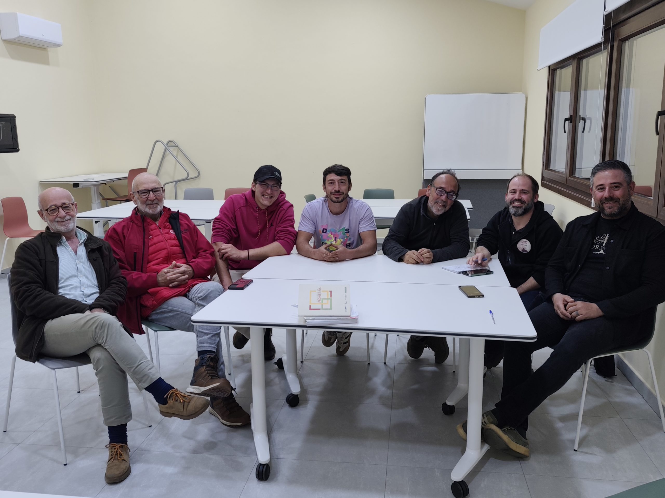 Asistentes a la reunión entre asociaciones de la Sierra de Gata y RESIST-MOSAICO en Hernán-Pérez