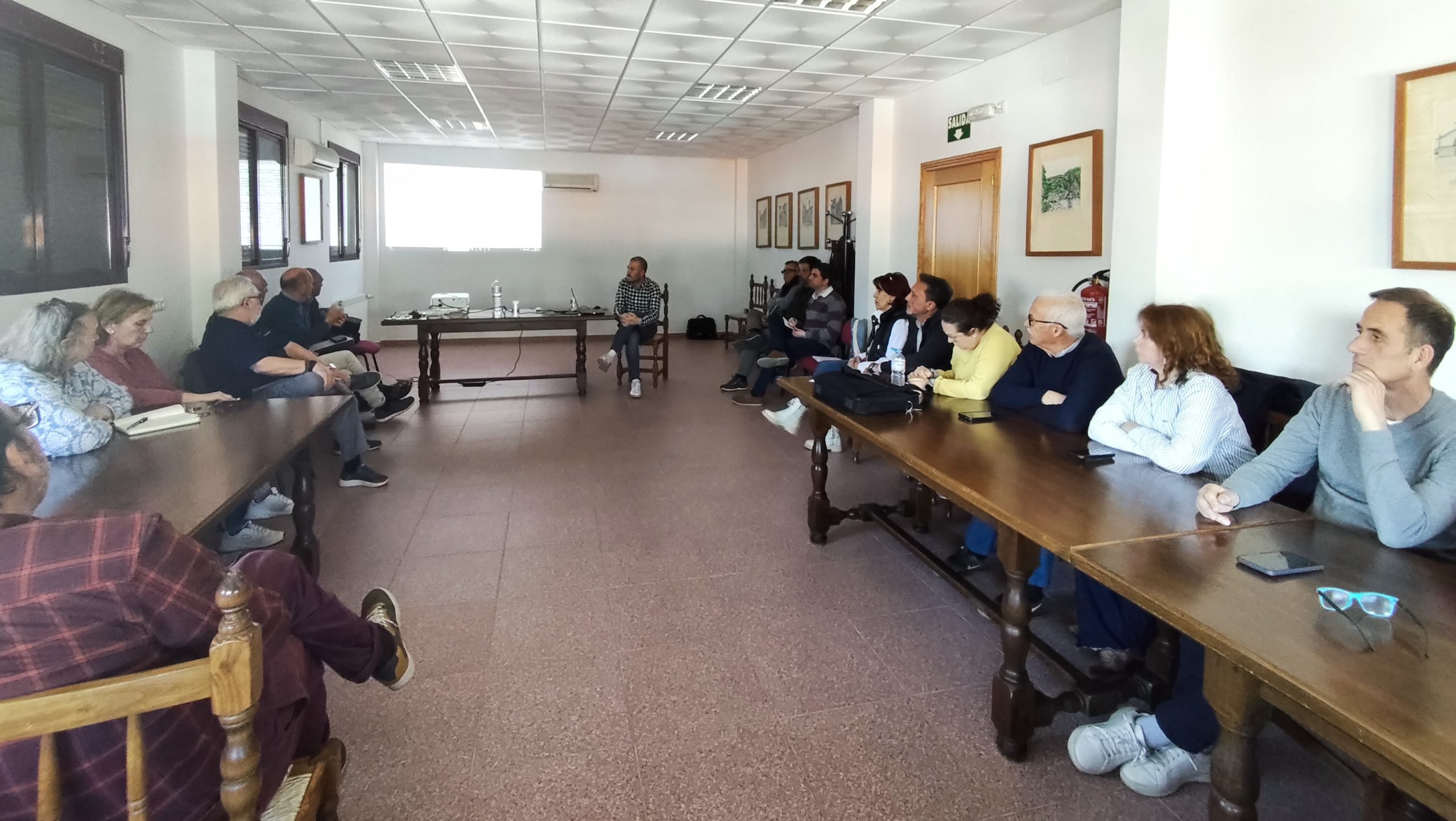 El equipo del Proyecto Mosaico exponiendo las claves de la nueva normativa forestal ante los alcaldes de la comarca